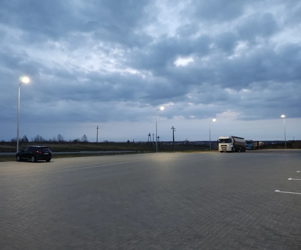 Парковка Большая парковка в Придорожном комплексе Одуванчик
